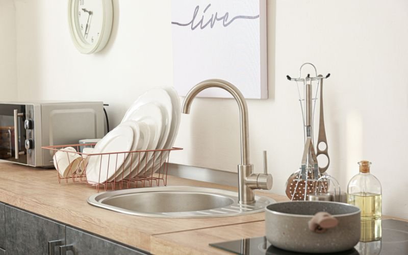 Limpeza e Cuidados com a Cozinha 3 Limpeza de utensílios de cozinha em cozinha residencial