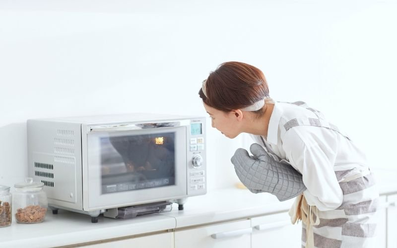 Micro-ondas e Fornos Elétricos em uso na cozinha