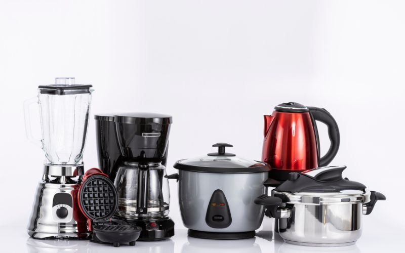Pequenos eletrodomésticos sobre bancada de cozinha