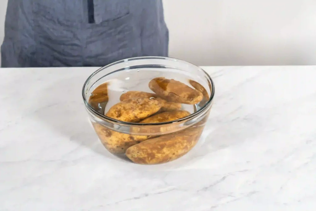 o famoso vidro das travessas "Marinex" ou "Pyrex". Ele passa por um processo químico com óxido de boro, o que o torna extremamente resistente a mudanças de temperatura.