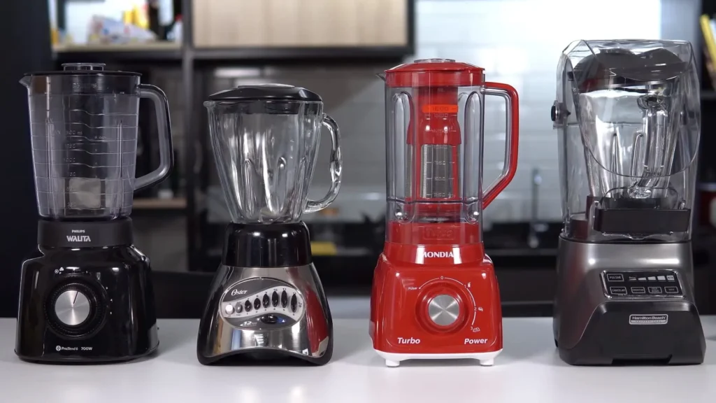 Comparativo visual entre uma jarra de liquidificador de vidro temperado e uma jarra de Tritan resistente a quedas.