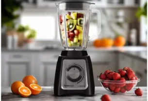 "Um liquidificador moderno de alta potência com jarra de vidro cheia de suco verde, ilustrando a busca pelo melhor liquidificador do mercado."